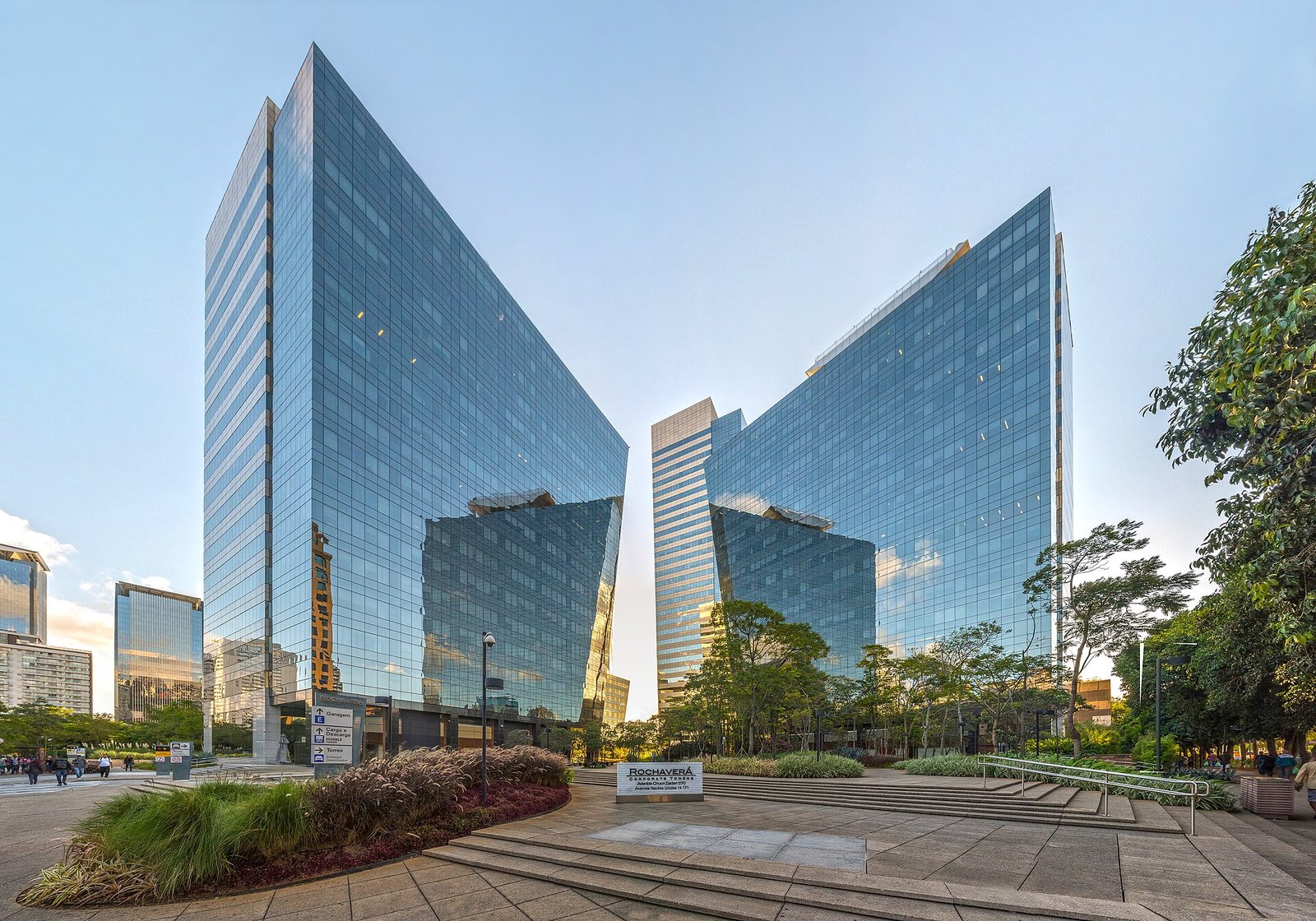 Fachada de edifício comercial moderno
